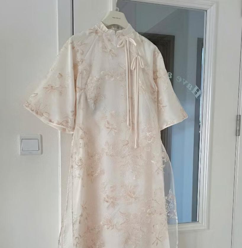 BE - AD Mẫn Kỳ from suông 4 tà thêu hoa-duoc-ban-tai-MICHIDO - CHO THUÊ VÁY ĐẦM XINH