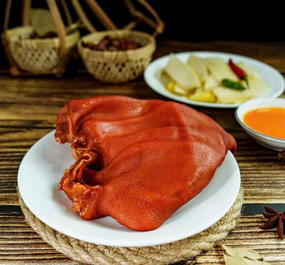 Tai heo ủ xì dầu-duoc-ban-tai-Trang Anh Food