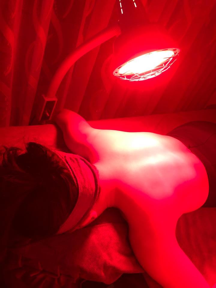 Chiếu Đèn Hồng Ngoại Trị Liệu-duoc-ban-tai-Ngọc Thảo Beauty & Spa