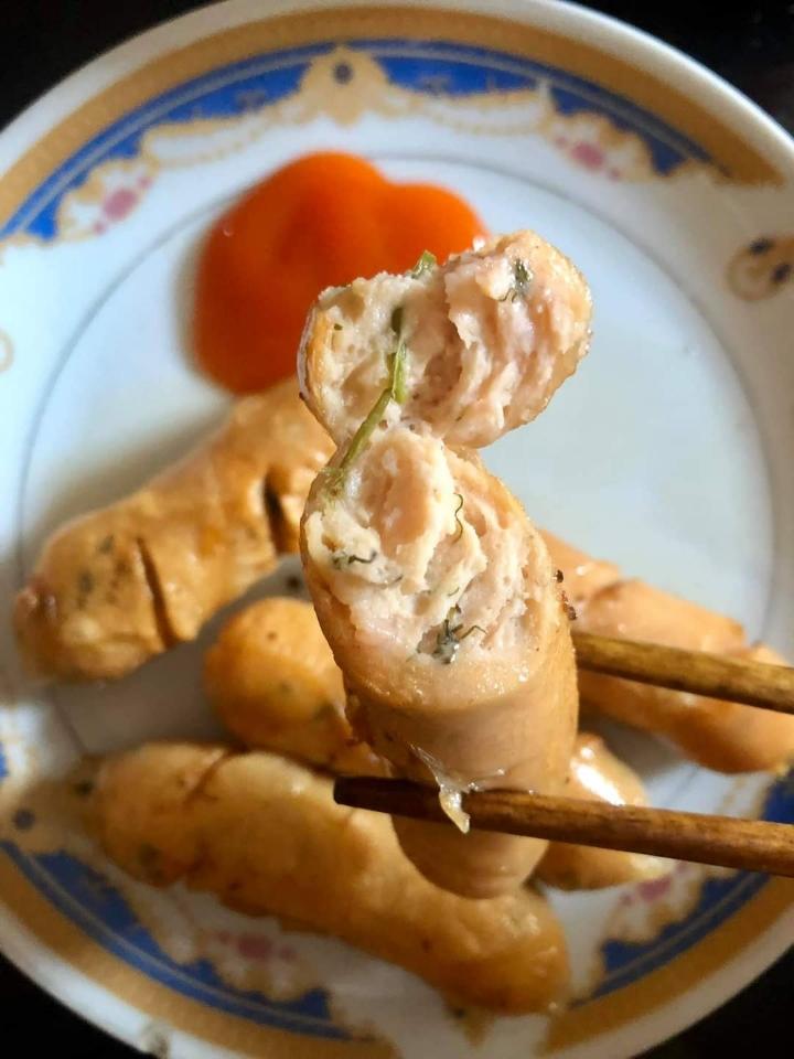 Xúc xích cá basa-duoc-ban-tai-Máy Tổng