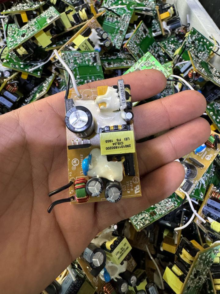Vỉ nguồn 12v 1,5a mới-duoc-ban-tai-Linh kiện điện tử nguyễn sang