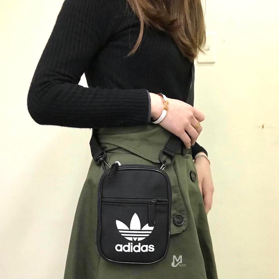 Túi Đeo Chéo Adidas Trefoil (BK6730)-duoc-ban-tai-Thanh House - EMParfum