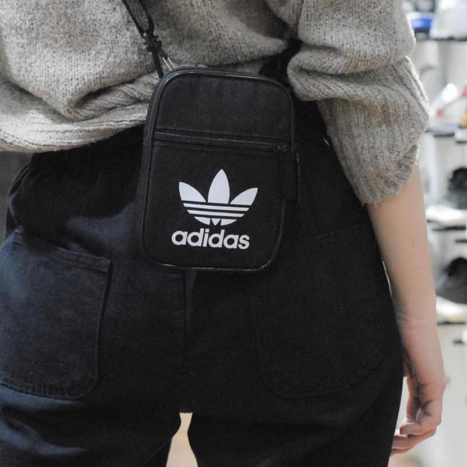 Túi Đeo Chéo Adidas Trefoil (BK6730)-duoc-ban-tai-Thanh House - EMParfum