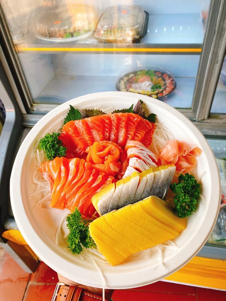 SASHIMI CÁ HỒI+TRÍCH-duoc-ban-tai-YẾN HẢI SẢN 292 ĐẠI LỘ TÂN TRÀO-TUYÊN QUANG