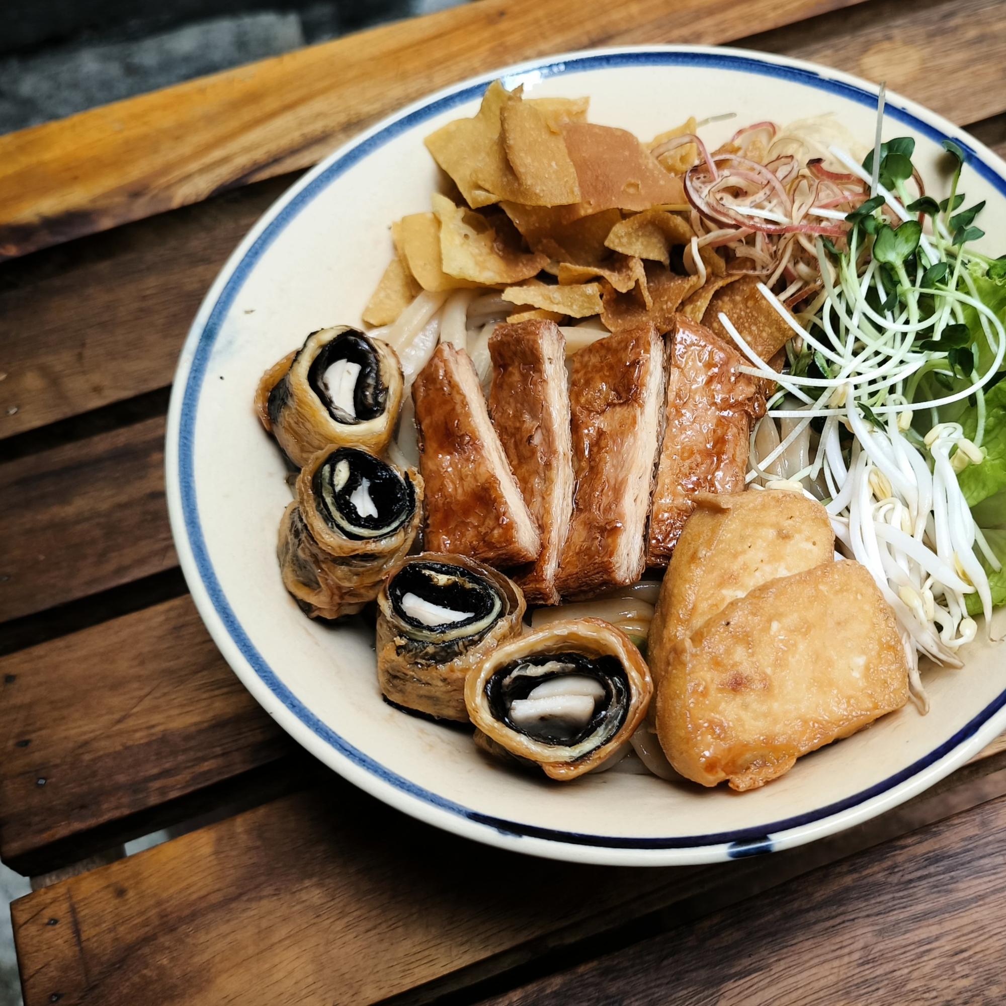 CAO LẦU CHAY - Vegetarian cao lau-duoc-ban-tai-Cô ba Ân - Cao lầu Hội An