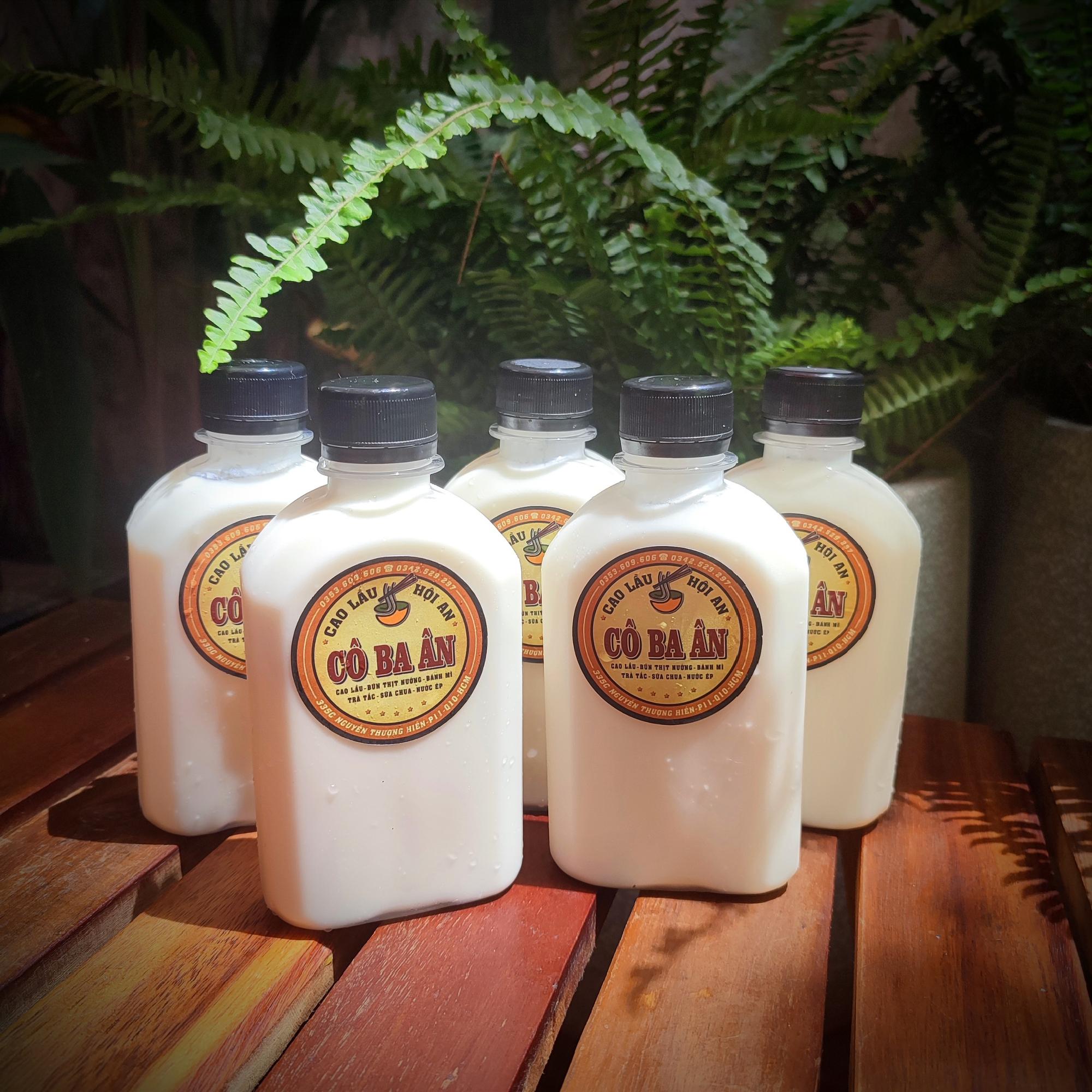 Sữa chua chai-duoc-ban-tai-Cô ba Ân - Cao lầu Hội An