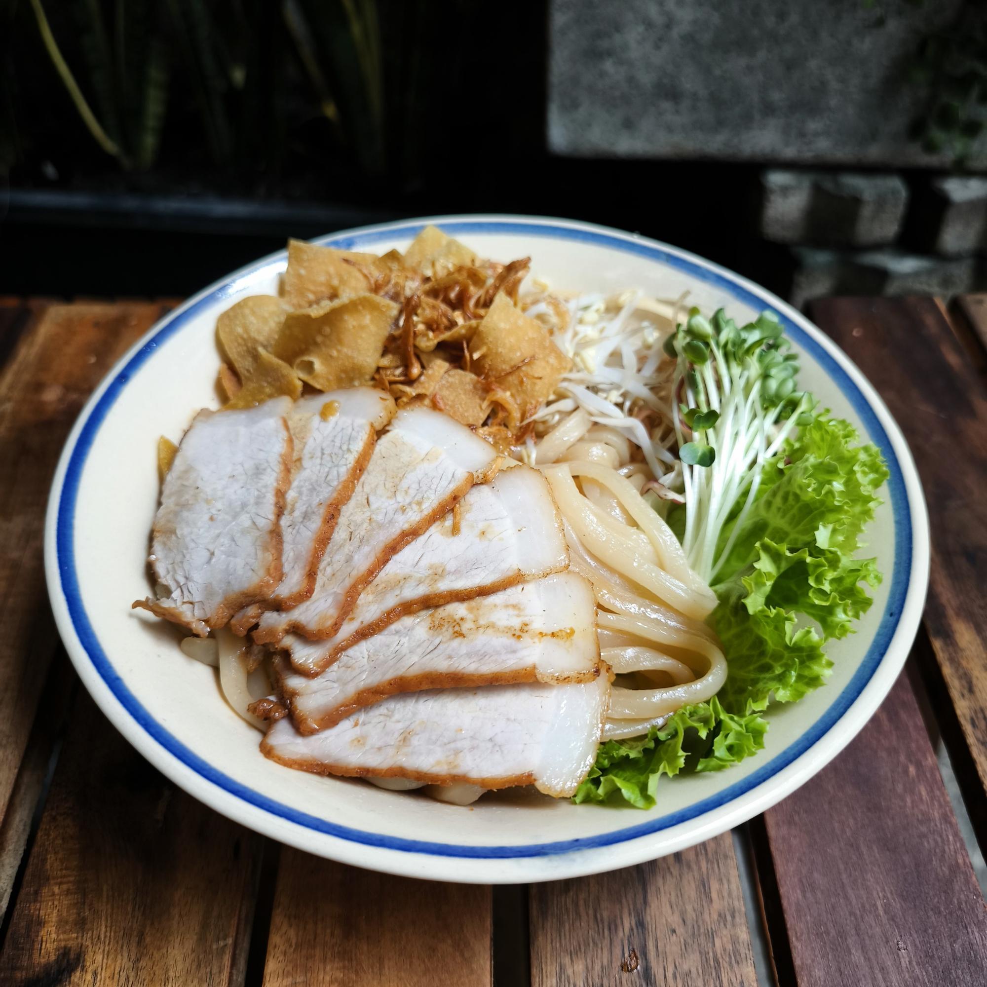 CAO LẦU XÁ XÍU - Char siu-duoc-ban-tai-Cô ba Ân - Cao lầu Hội An