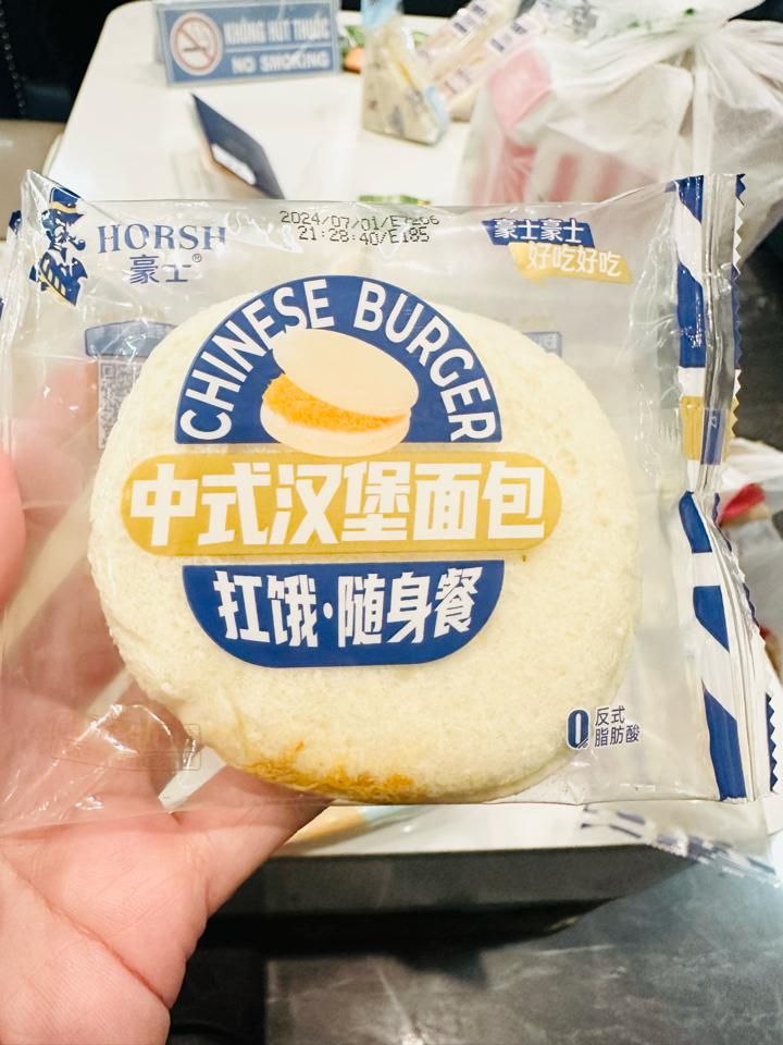 Sandwich burger-duoc-ban-tai-Tạp hoá Gà Mini