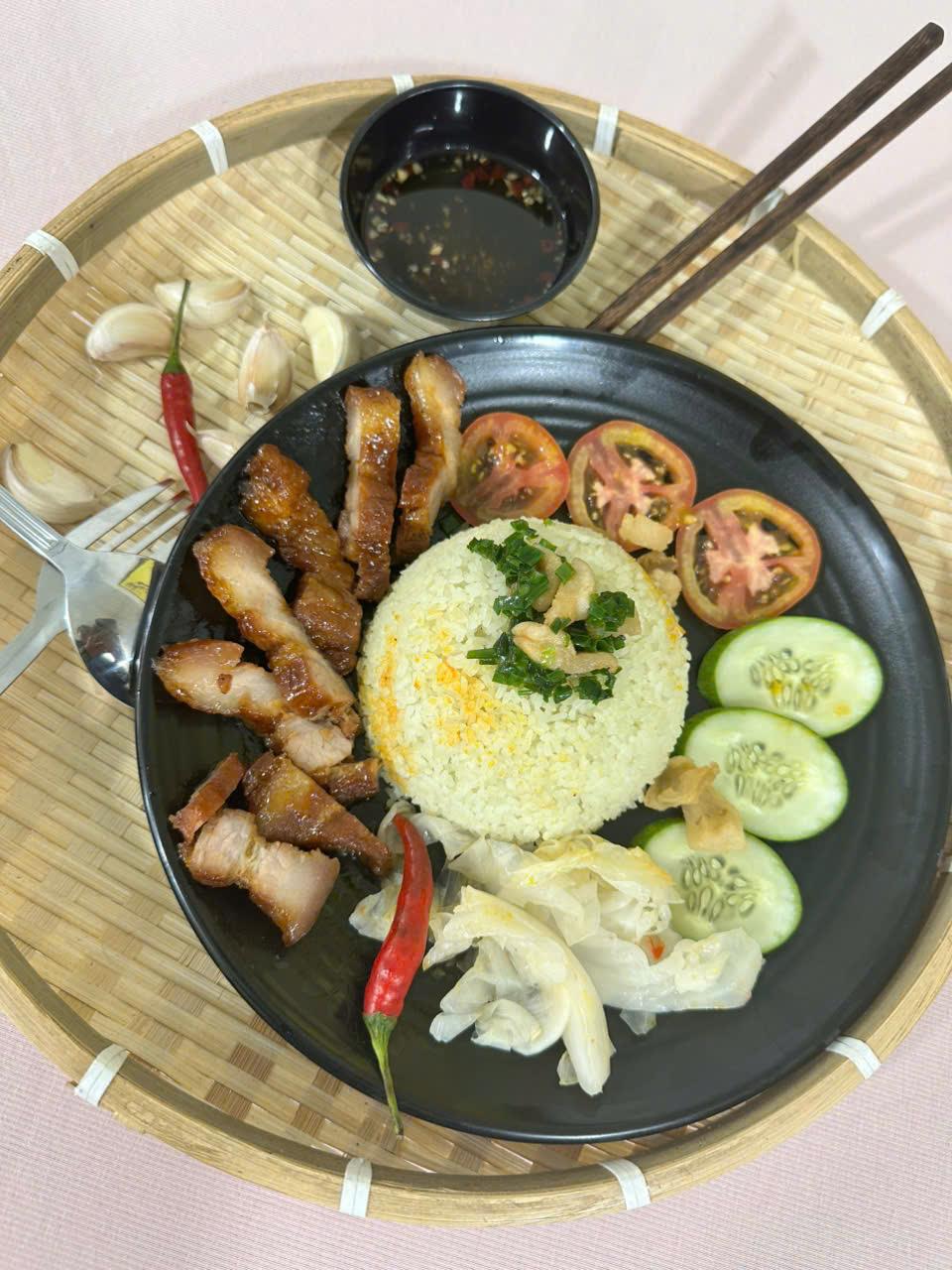 Cơm Tấm Ba Rọi Nướng-duoc-ban-tai-Cơm Gà Sốt Bát Vị