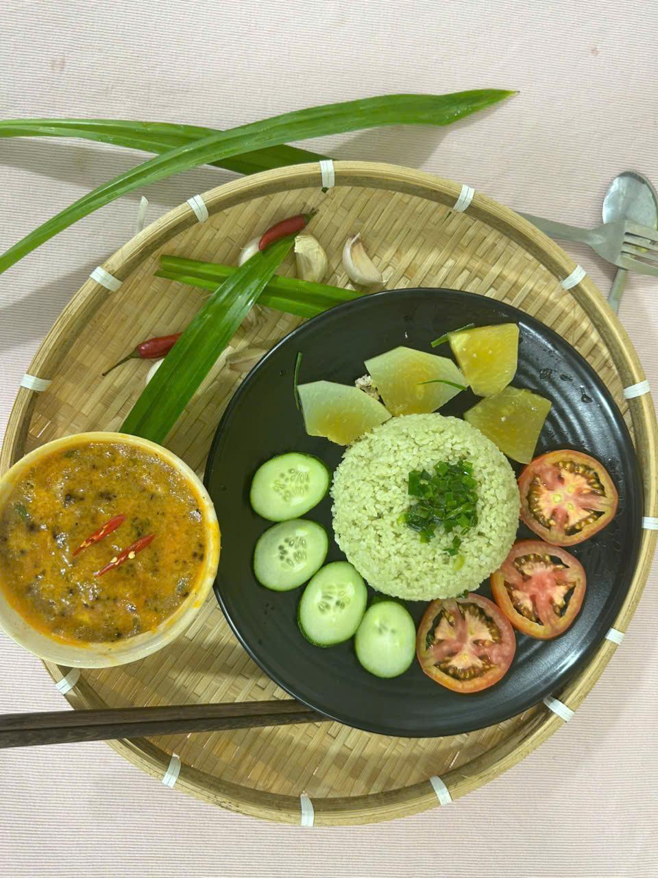 Cơm Tấm Mắm Chưng-duoc-ban-tai-Cơm Gà Sốt Bát Vị