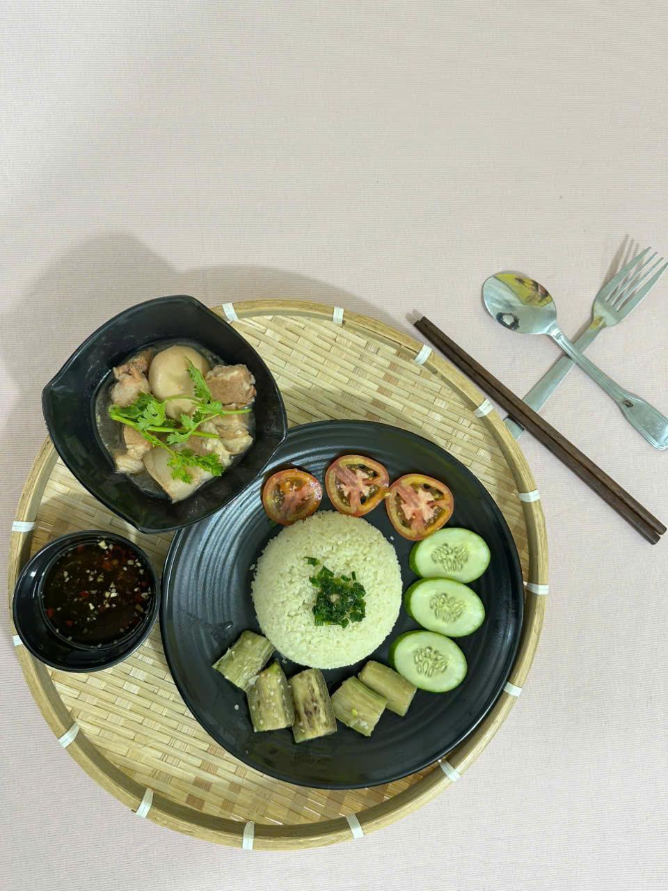 Cơm Thịt Kho Trứng + Đồ Xào + Canh -duoc-ban-tai-Cơm Gà Sốt Bát Vị