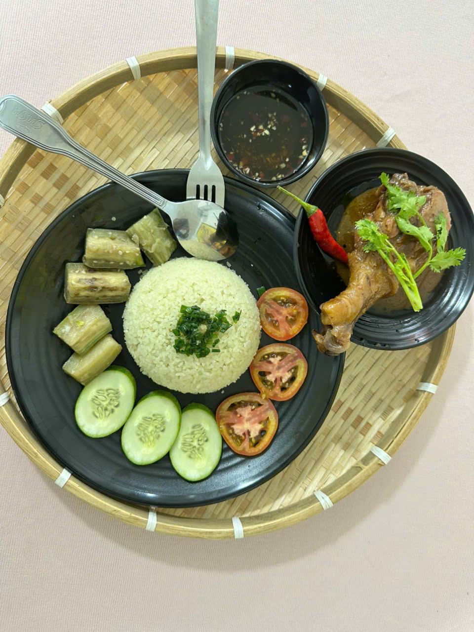 Cơm Gà Rôti + Đồ Xào + Canh-duoc-ban-tai-Cơm Gà Sốt Bát Vị