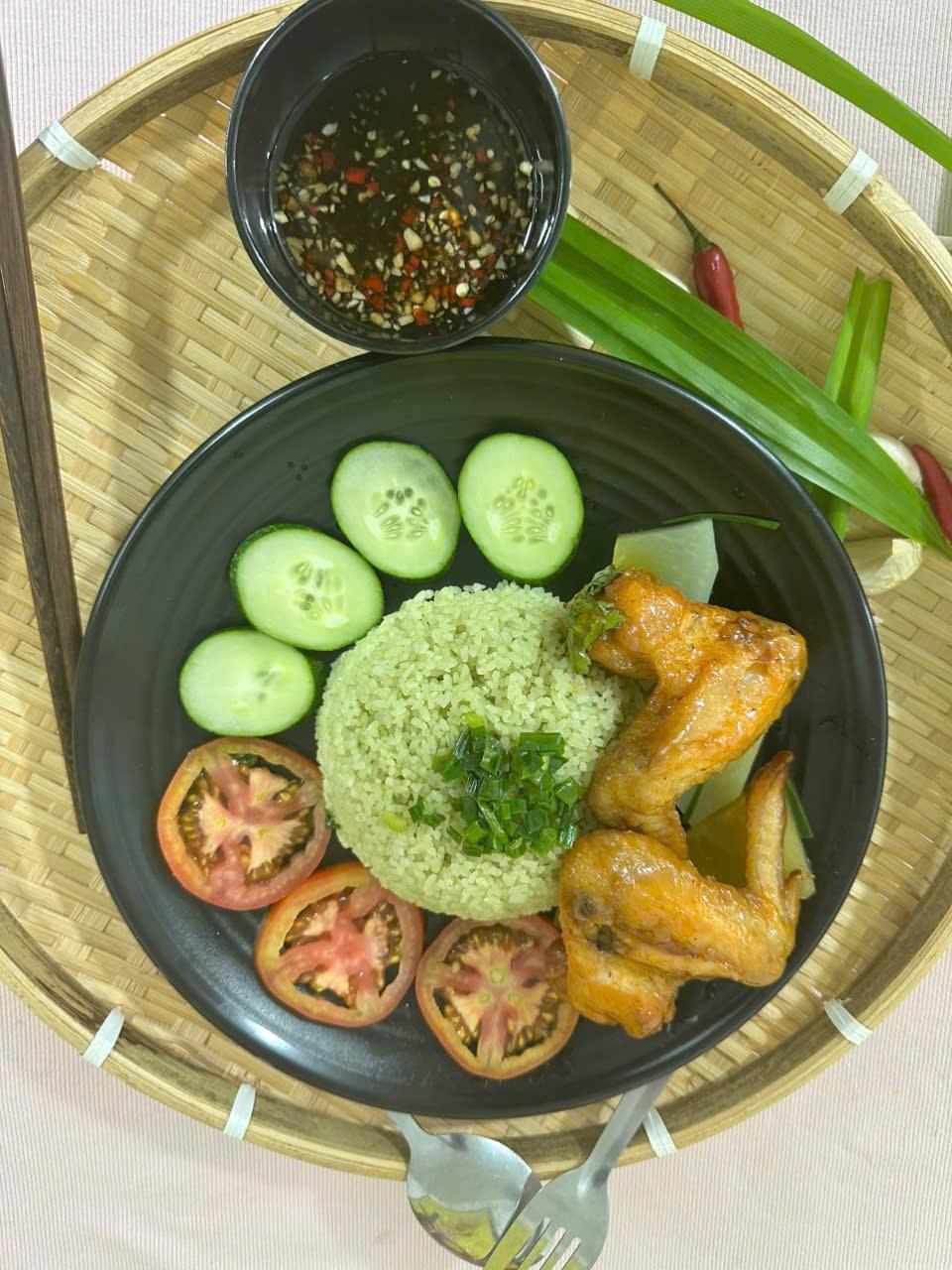 Cơm Tấm Cánh Gà Chiên Nước Mắm -duoc-ban-tai-Cơm Gà Sốt Bát Vị