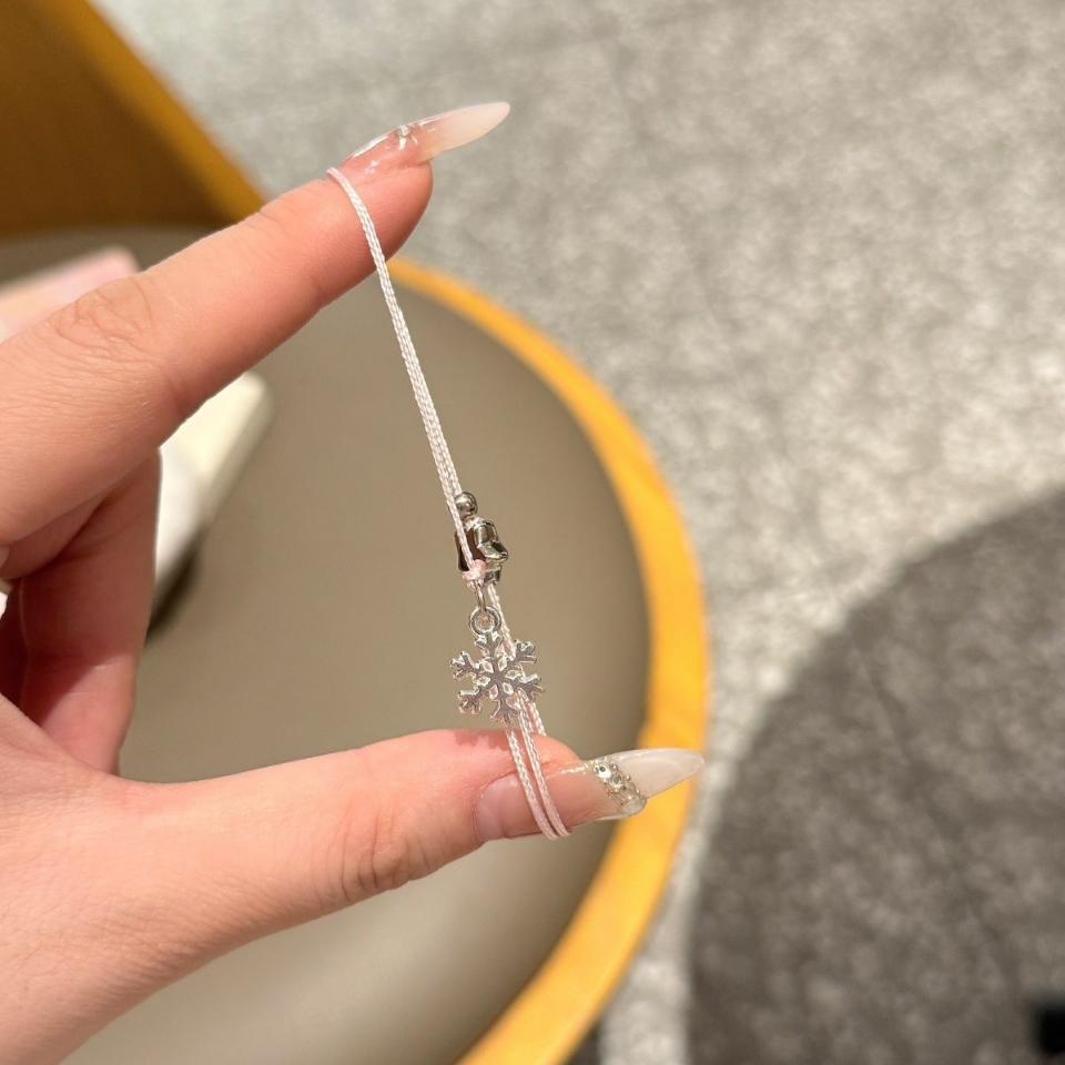 Dây đeo tay tuyết sao 2 màu, mã V94
Sỉ 45k/10 cái-duoc-ban-tai-Kho Sỉ Phụ Kiện Sipuki