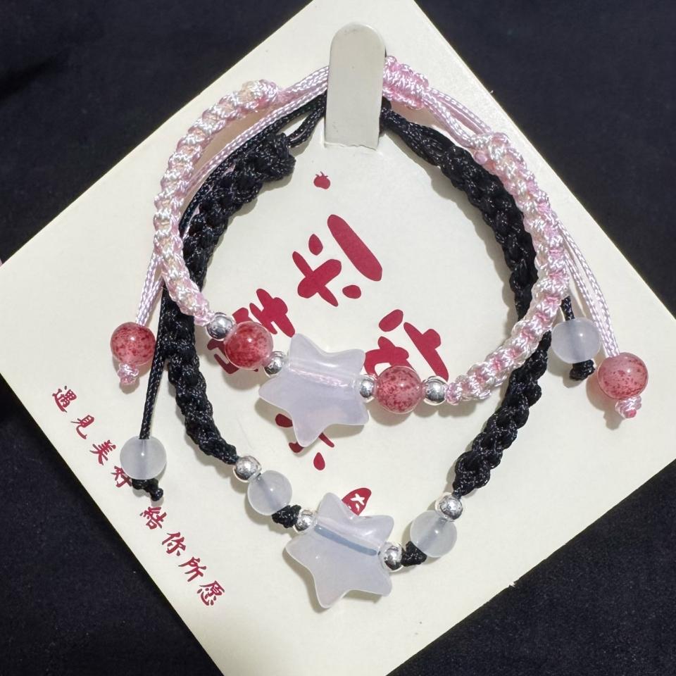 Vòng đeo tay ngôi sao 2 màu đen hồng, mã V61
Sỉ 68k/10 cái-duoc-ban-tai-Kho Sỉ Phụ Kiện Sipuki