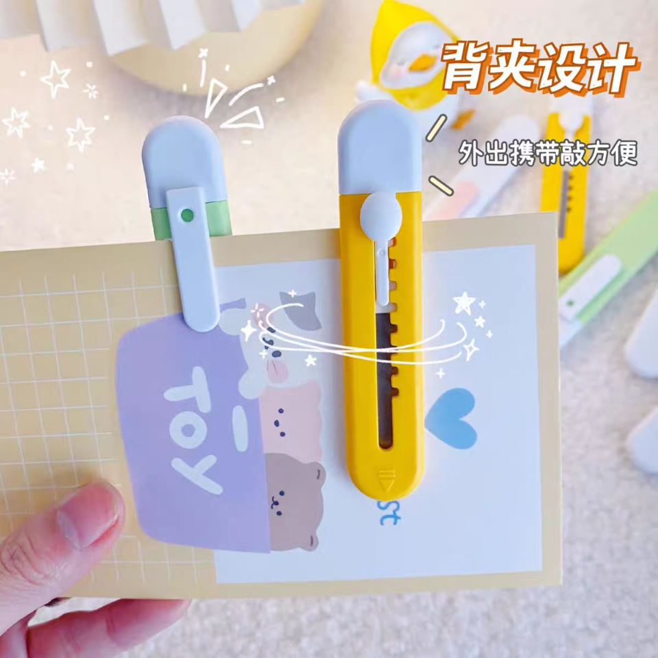 Dao rọc giấy dài có kẹp lưng đủ màu sắc, mã 792
Sỉ 3.5k-duoc-ban-tai-Kho Sỉ Phụ Kiện Sipuki