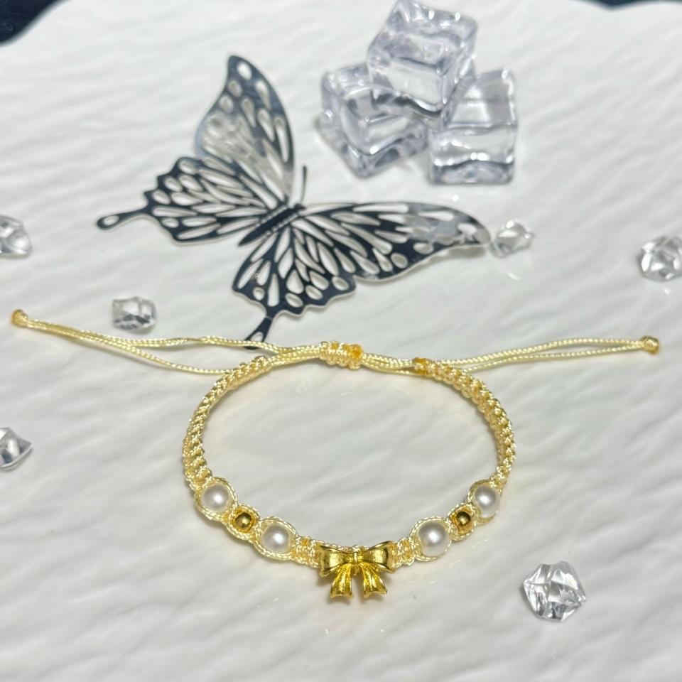 Vòng đeo tay nơ vàng 2 màu, mã V76
Sỉ 68k/10 cái -duoc-ban-tai-Kho Sỉ Phụ Kiện Sipuki