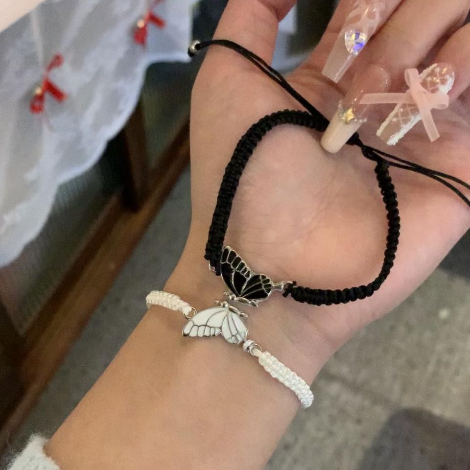 Vòng đeo tay đôi bướm 2 màu, mã V44
Sỉ 68k/10 cái-duoc-ban-tai-Kho Sỉ Phụ Kiện Sipuki