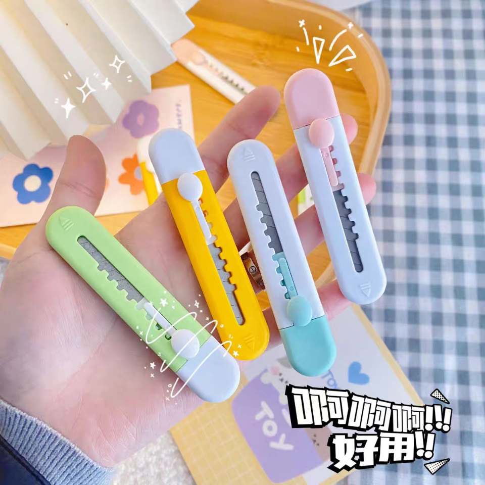 Dao rọc giấy dài có kẹp lưng đủ màu sắc, mã 792
Sỉ 3.5k-duoc-ban-tai-Kho Sỉ Phụ Kiện Sipuki