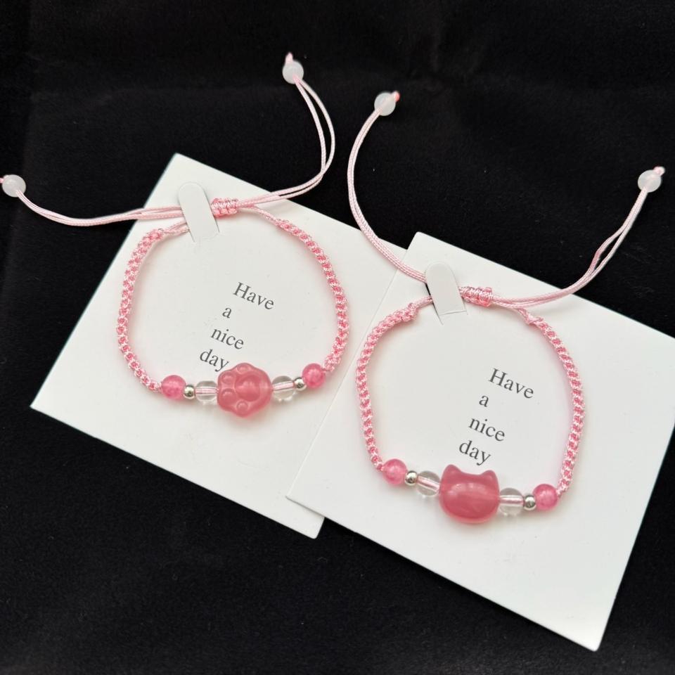 Vòng đeo tay mặt và chân mèo hồng, mã V64
Sỉ 65k/10 cái-duoc-ban-tai-Kho Sỉ Phụ Kiện Sipuki