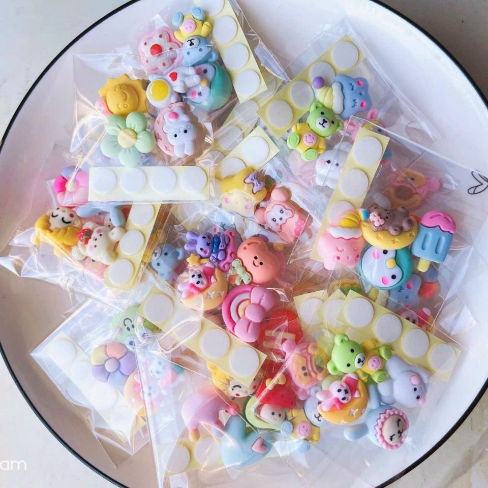 Charm túi 4 cái loại xịn kèm keo dán full mẫu, mã 260
-duoc-ban-tai-Kho Sỉ Phụ Kiện Sipuki