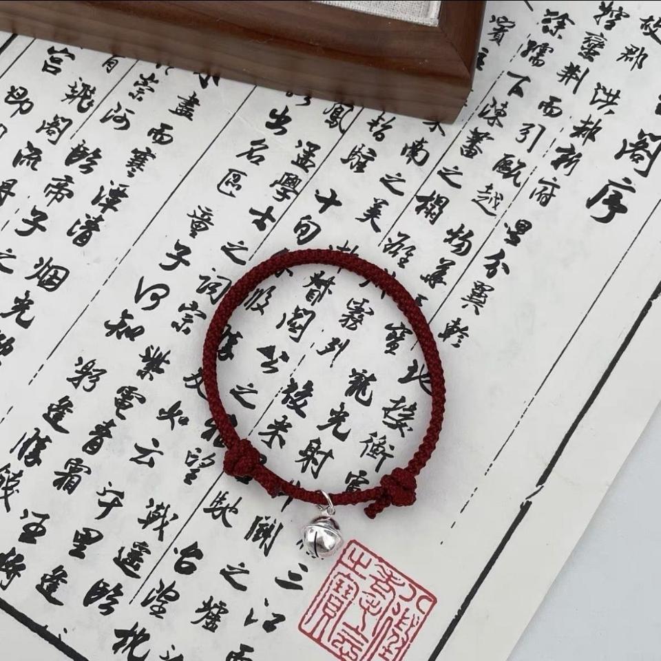 Dây đeo tay hạt chuông, mã V86
Sỉ 38k/10 cái-duoc-ban-tai-Kho Sỉ Phụ Kiện Sipuki