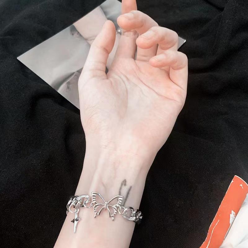 Vòng đeo tay con bướm, mã V38
Sỉ 65k/10 cái-duoc-ban-tai-Kho Sỉ Phụ Kiện Sipuki