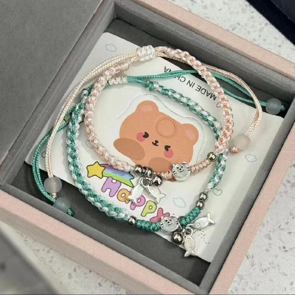 Vòng đeo tay cá mèo xanh hồng, mã V214
Sỉ 68k/10 cái-duoc-ban-tai-Kho Sỉ Phụ Kiện Sipuki