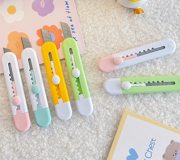 Dao rọc giấy dài có kẹp lưng đủ màu sắc, mã 792
Sỉ 3.5k-duoc-ban-tai-Kho Sỉ Phụ Kiện Sipuki