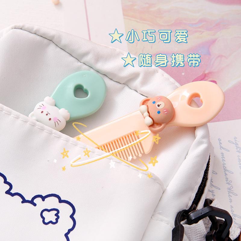 Lược mini tiện ích nhiều màu gắn charm, mã 786
Sỉ 29k/10 cái -duoc-ban-tai-Kho Sỉ Phụ Kiện Sipuki