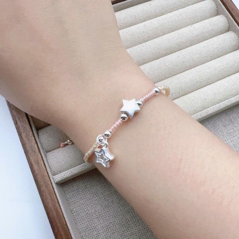 Vòng đeo tay ngôi sao treo, mã V02
Sỉ 68k/10 cái-duoc-ban-tai-Kho Sỉ Phụ Kiện Sipuki