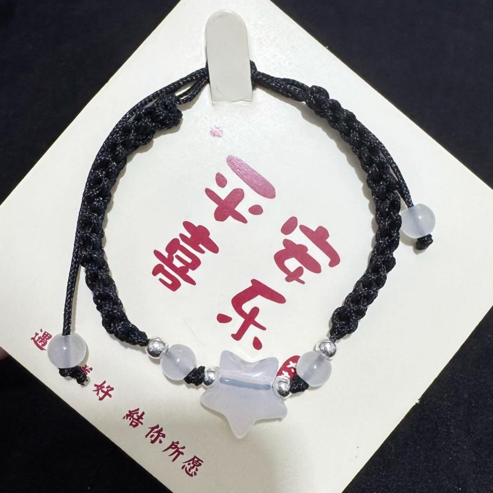 Vòng đeo tay ngôi sao 2 màu đen hồng, mã V61
Sỉ 68k/10 cái-duoc-ban-tai-Kho Sỉ Phụ Kiện Sipuki