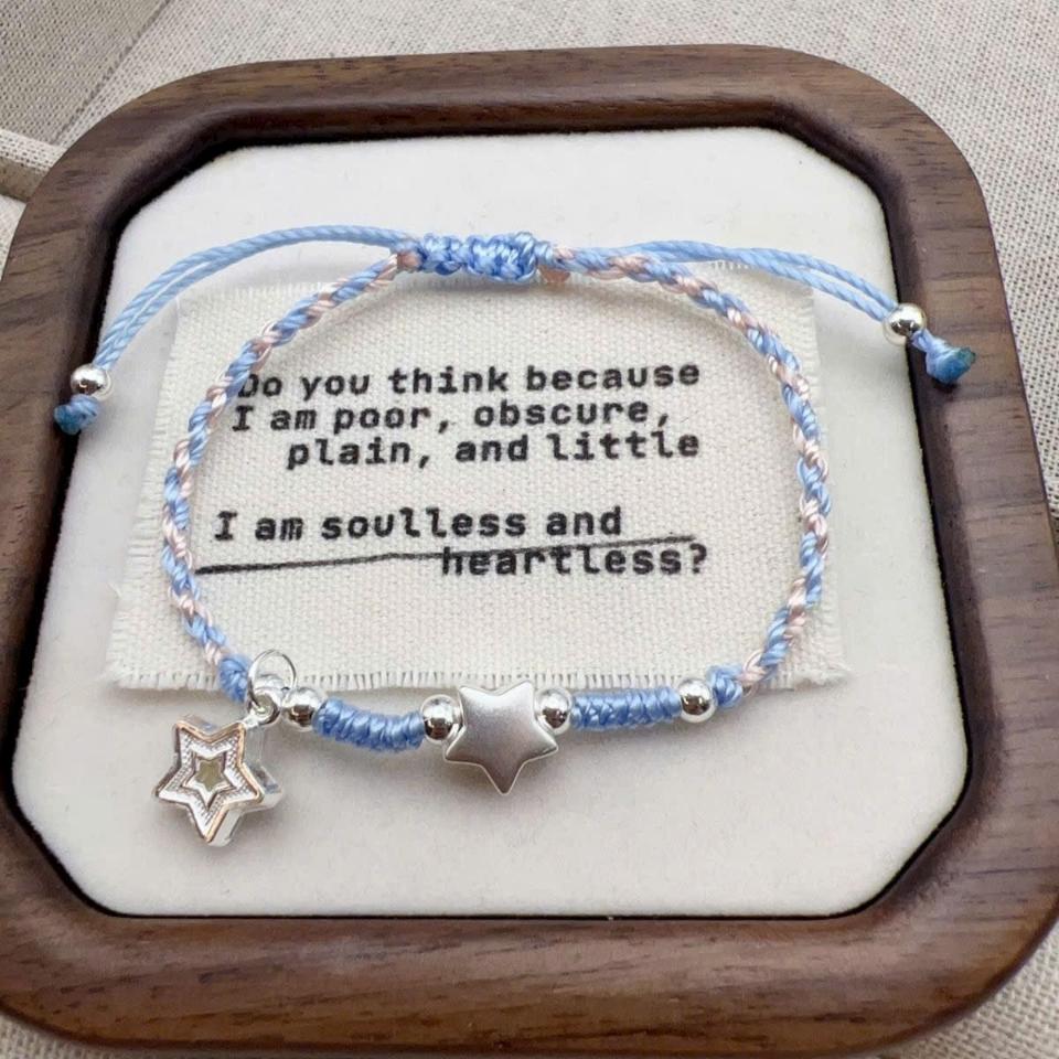 Vòng đeo tay ngôi sao treo, mã V02
Sỉ 68k/10 cái-duoc-ban-tai-Kho Sỉ Phụ Kiện Sipuki