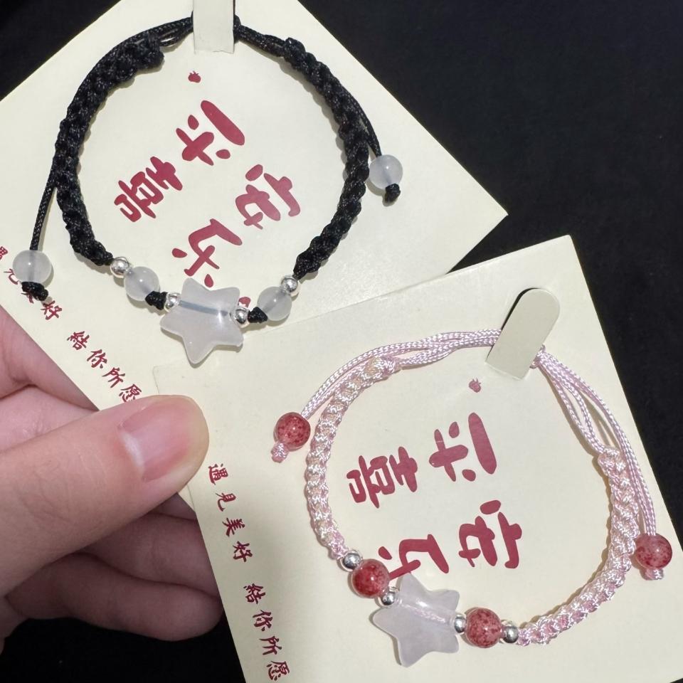 Vòng đeo tay ngôi sao 2 màu đen hồng, mã V61
Sỉ 68k/10 cái-duoc-ban-tai-Kho Sỉ Phụ Kiện Sipuki