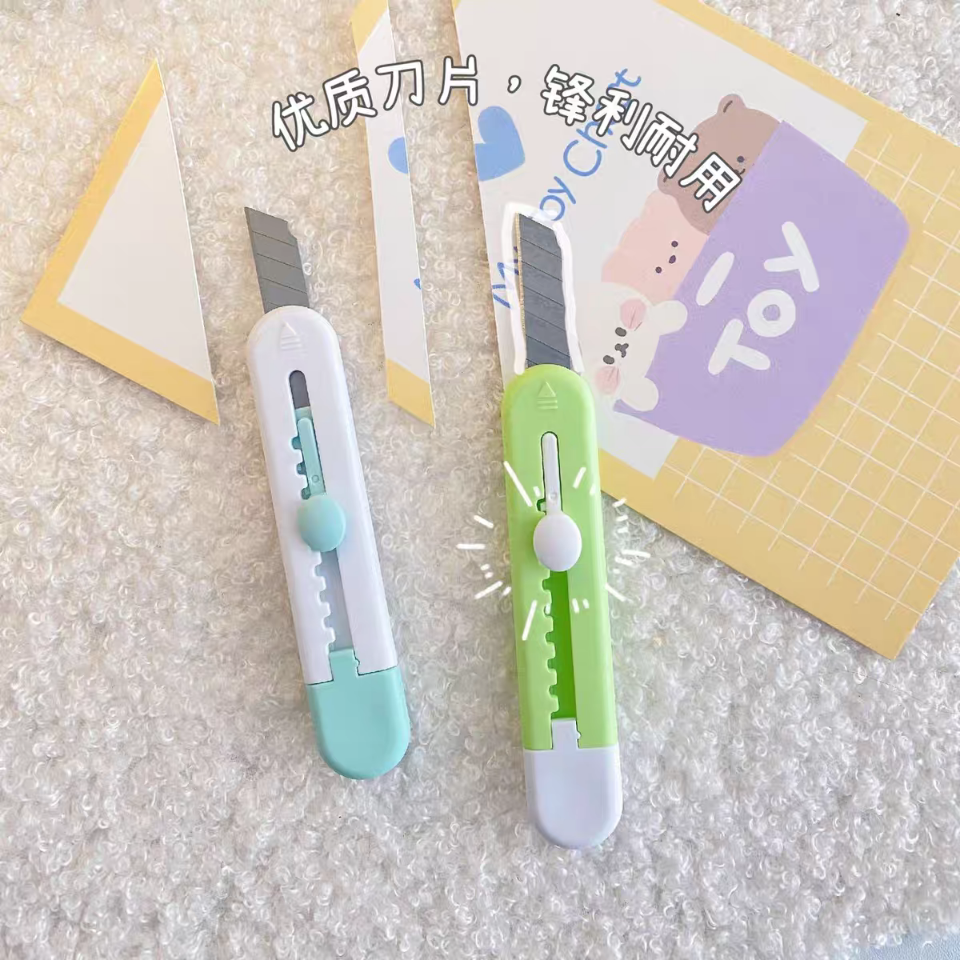 Dao rọc giấy dài có kẹp lưng đủ màu sắc, mã 792
Sỉ 3.5k-duoc-ban-tai-Kho Sỉ Phụ Kiện Sipuki