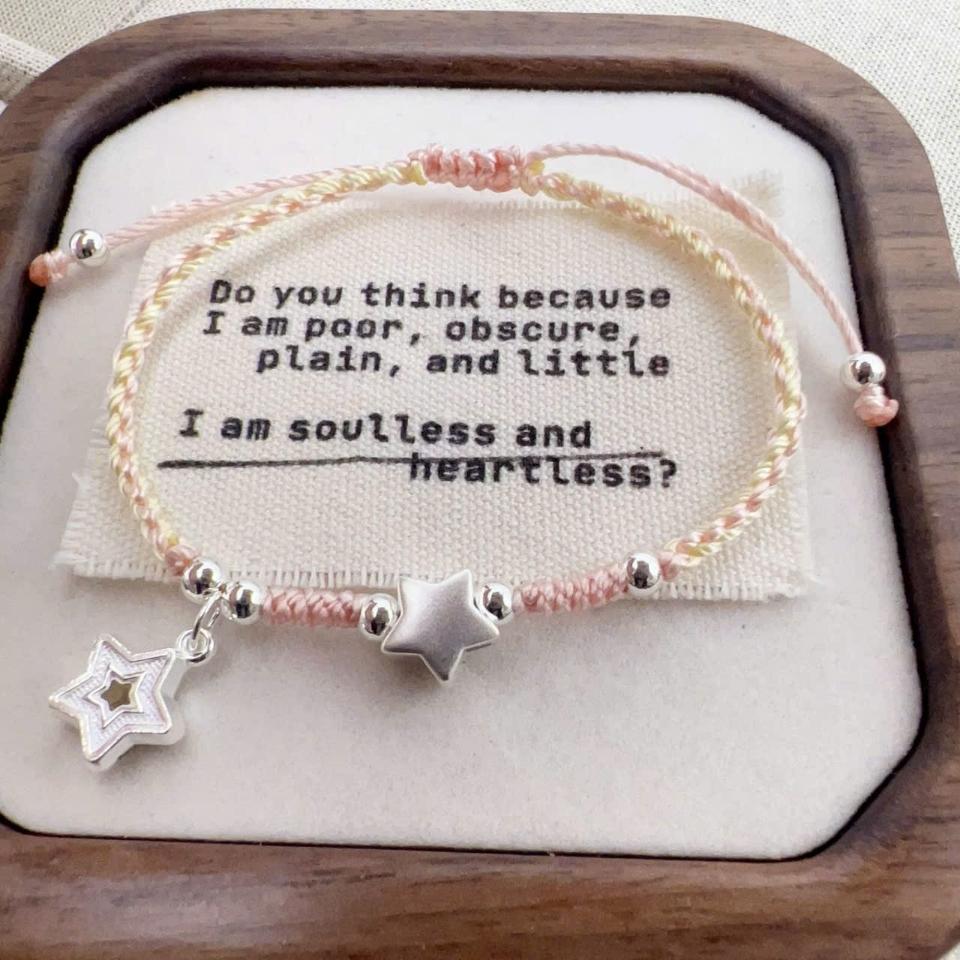 Vòng đeo tay ngôi sao treo, mã V02
Sỉ 68k/10 cái-duoc-ban-tai-Kho Sỉ Phụ Kiện Sipuki