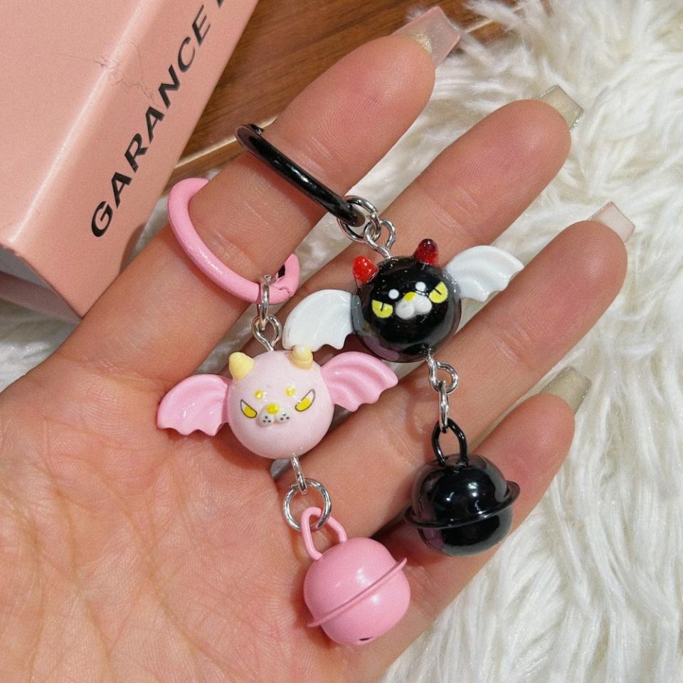 Móc khóa dơi 2 màu, mã K09
Sỉ 62k/10 cái-duoc-ban-tai-Kho Sỉ Phụ Kiện Sipuki