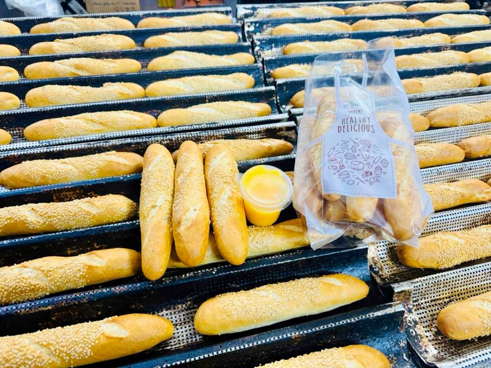 Bánh mì que+kèm sốt-duoc-ban-tai-0971888337