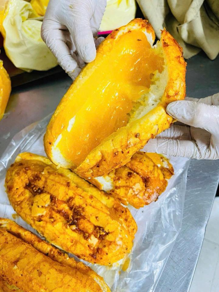 Bánh mì muốt ớt sốt bơ-duoc-ban-tai-0971888337