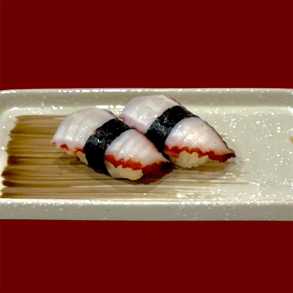 Nigiri bạch tuộc-duoc-ban-tai-Hisashi Sushi