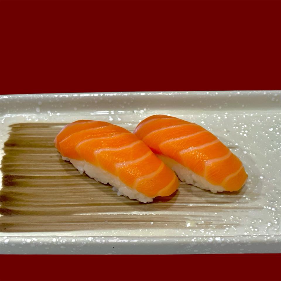 Nigiri Cá Hồi 2pc-duoc-ban-tai-Hisashi Sushi