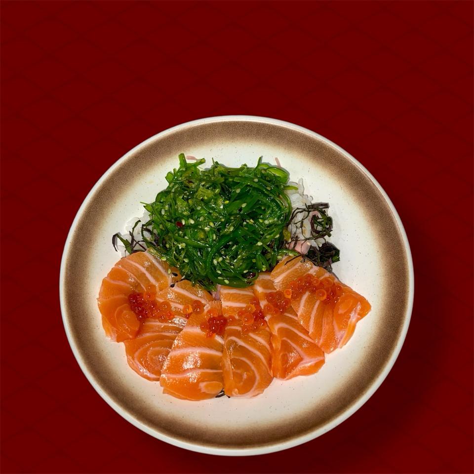 Cơm Cá Hồi Và Trứng Cá Hồi-duoc-ban-tai-Hisashi Sushi