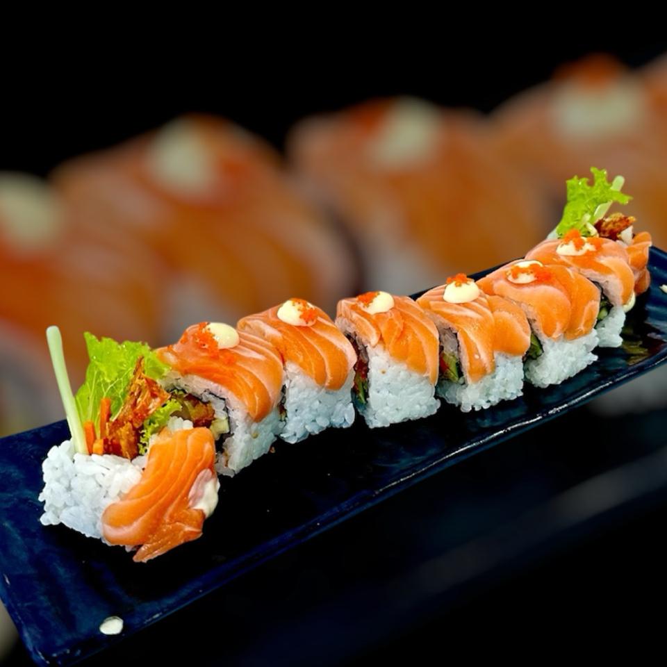 Maki Cuộn Tôm Chiên đắp cá Hồi-duoc-ban-tai-Hisashi Sushi