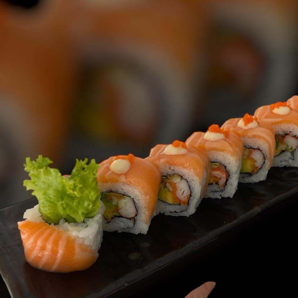 Maki Cuộn cá Hồi Mayo-duoc-ban-tai-Hisashi Sushi