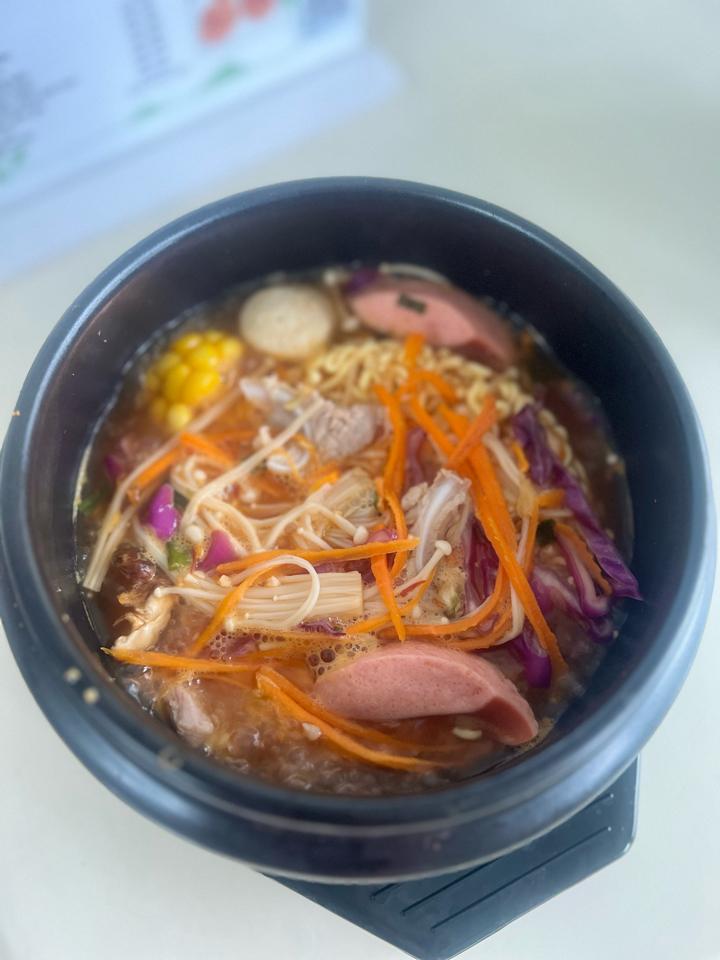 Mì cay xúc xích-duoc-ban-tai-Thanh chè