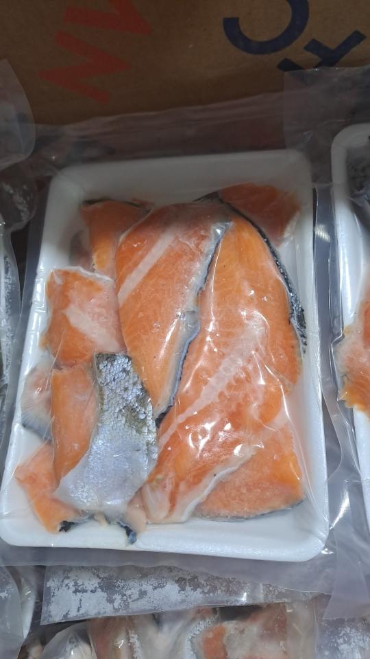 Thịt còn xương-duoc-ban-tai-Cá hồi