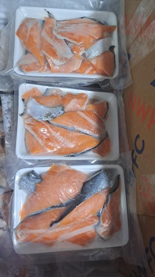 Thịt còn xương-duoc-ban-tai-Cá hồi