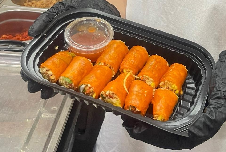 Cuốn sốt me-duoc-ban-tai-Bánh tráng mập