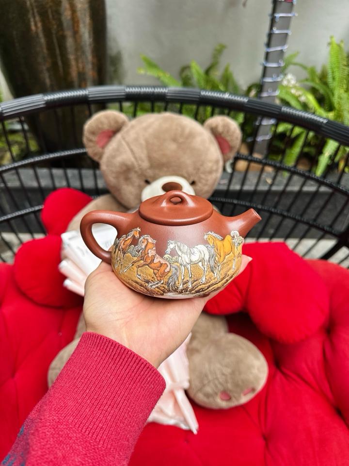 Ấm Bát Mã 330ml Trương Tiểu Linh-duoc-ban-tai-Cộng Đồng Luxury Nguyễn VănAnh