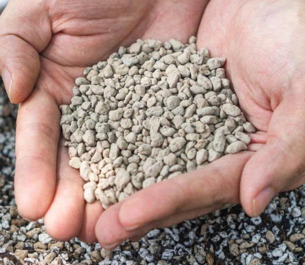 Đá pumice-duoc-ban-tai-Chợ gốm Bảo Lộc